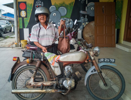 Ein Alter man und sein Motorrad